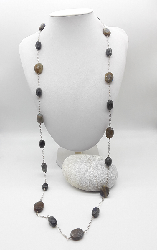 Infinity Dawn Necklace by Polmadeva – 100 cm labradorite and 925 silver necklace symbolizing renewal and elegance.