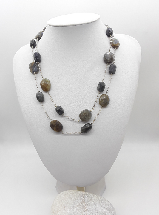 Infinity Dawn Necklace by Polmadeva – 100 cm labradorite and 925 silver necklace symbolizing renewal and elegance.