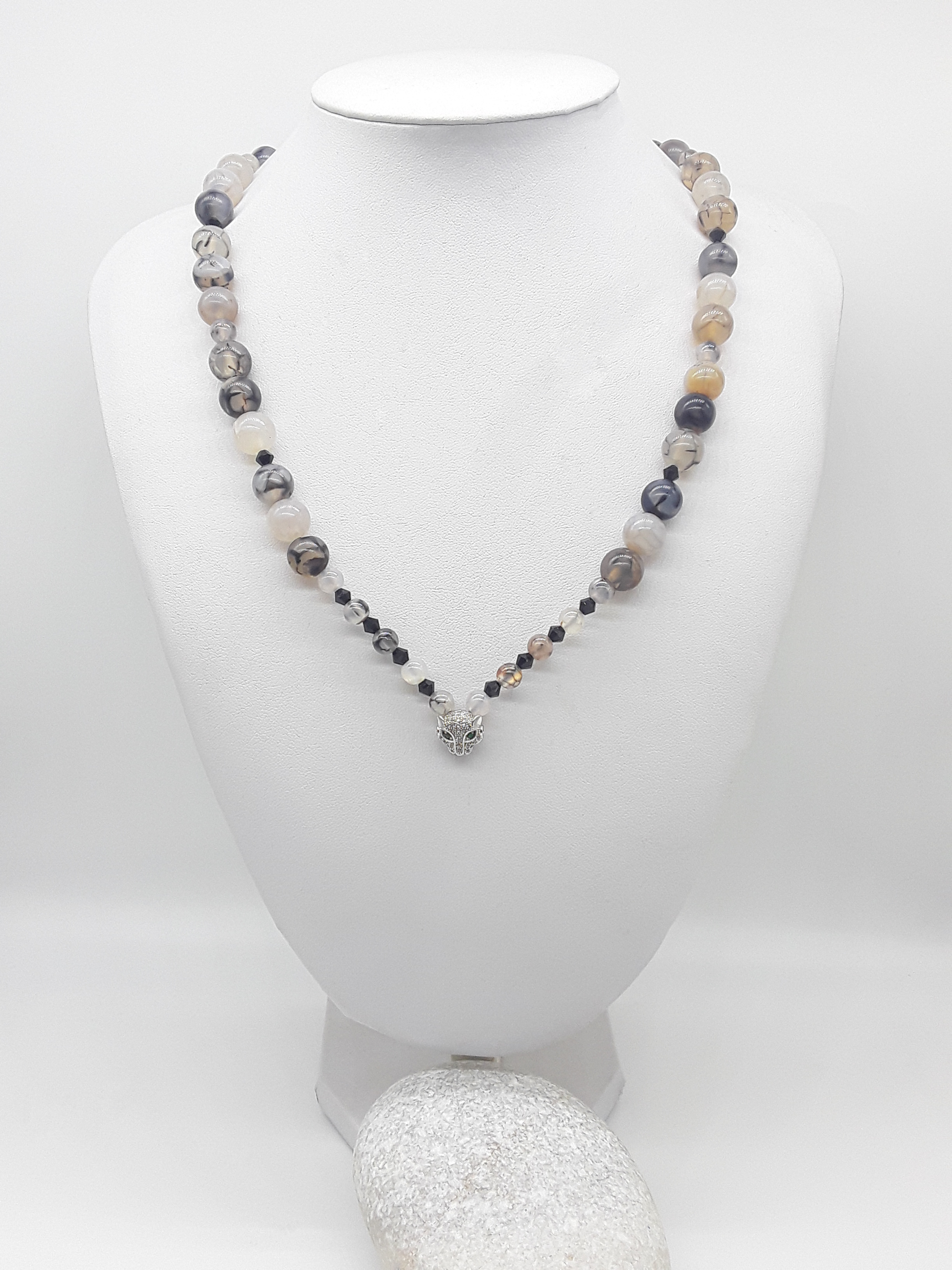 The Tiger Vision Necklace by Polmadeva – handcrafted with Dragon Veins Agate, Swarovski crystals & silver tiger talisman. A 58 cm symbol of strength & clarity.