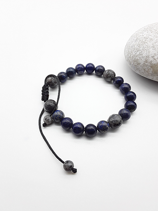 The Midnight Oracle Bracelet by Polmadeva – handcrafted with Lapis Lazuli (8 mm) & faceted Labradorite (10 mm), adjustable 18–24 cm. A talisman of vision & wisdom.